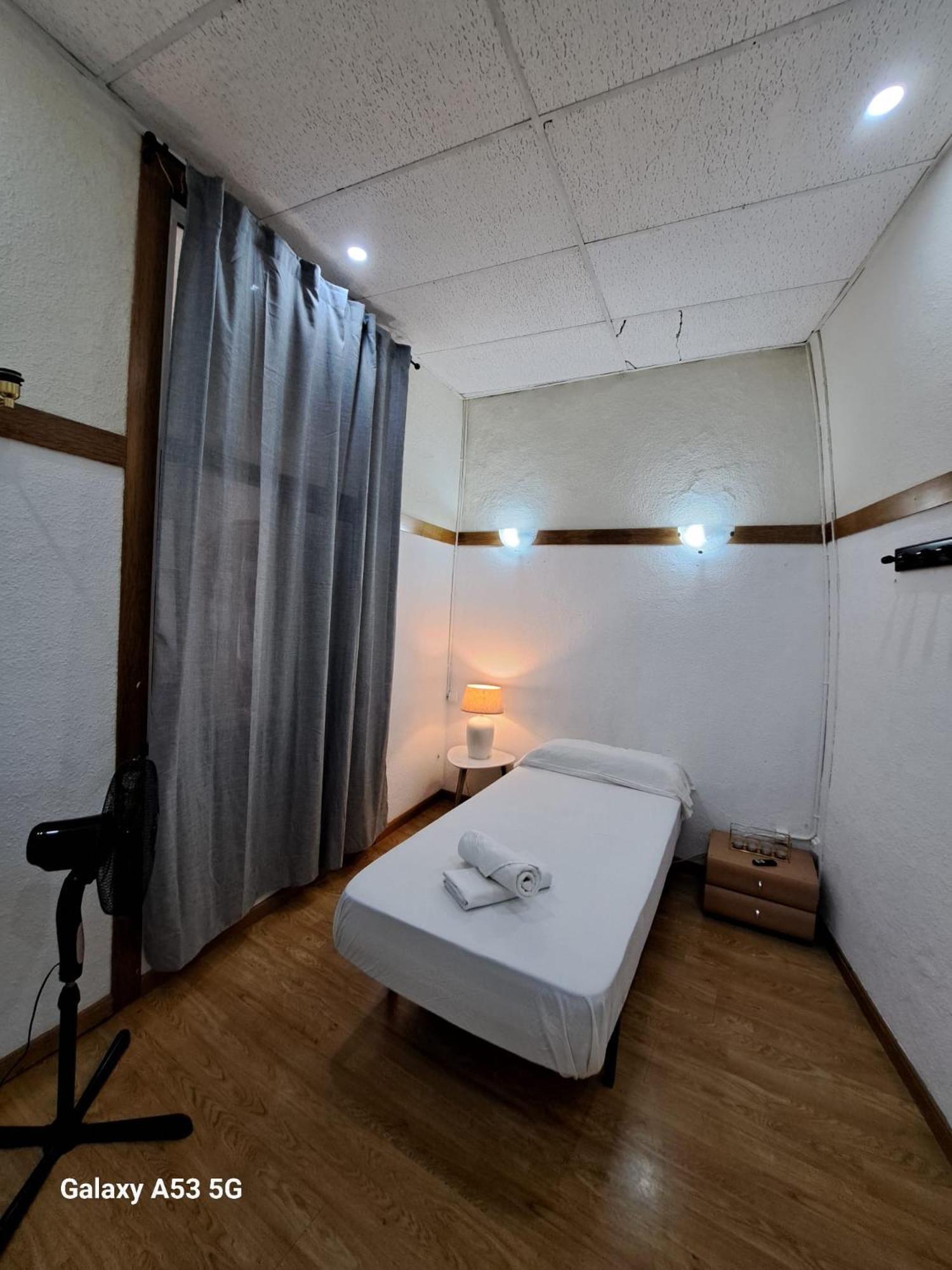 Habitacion Para Grupos Hasta 8 En Plena Rambla De Cataluna 바르셀로나 외부 사진